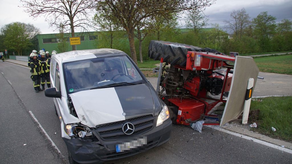 Unfall bei Bondorf: Junger Autofahrer kollidiert mit Traktor – 70-Jähriger schwer verletzt