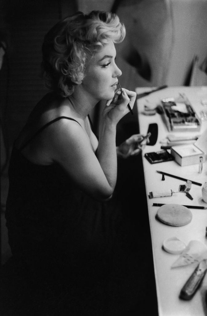 Marilyn Monroe schminkt sich