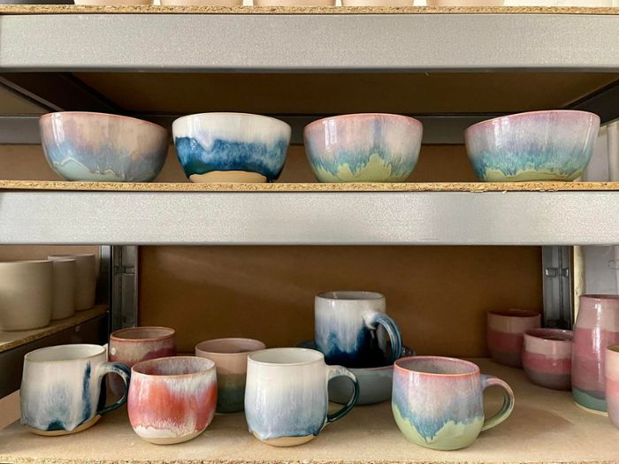 Tassen mit besonderem Farbverlauf treffen auf Terrazzo: Hier gibts coole Keramik aus dem Kessel