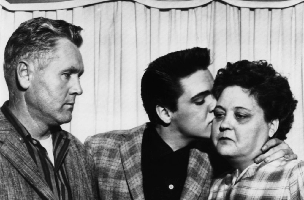 Eine ganz besondere enge Beziehung hatte Elvis zu seinen Eltern – und vor allem zu seiner Mutter Gladys, unter deren Tod im August 1958 er sehr litt. Auf dem Bild aus dem Jahr 1958 ist er beim Abschied von seinen Eltern zu sehen, bevor er seinen Dienst bei der Army antrat.