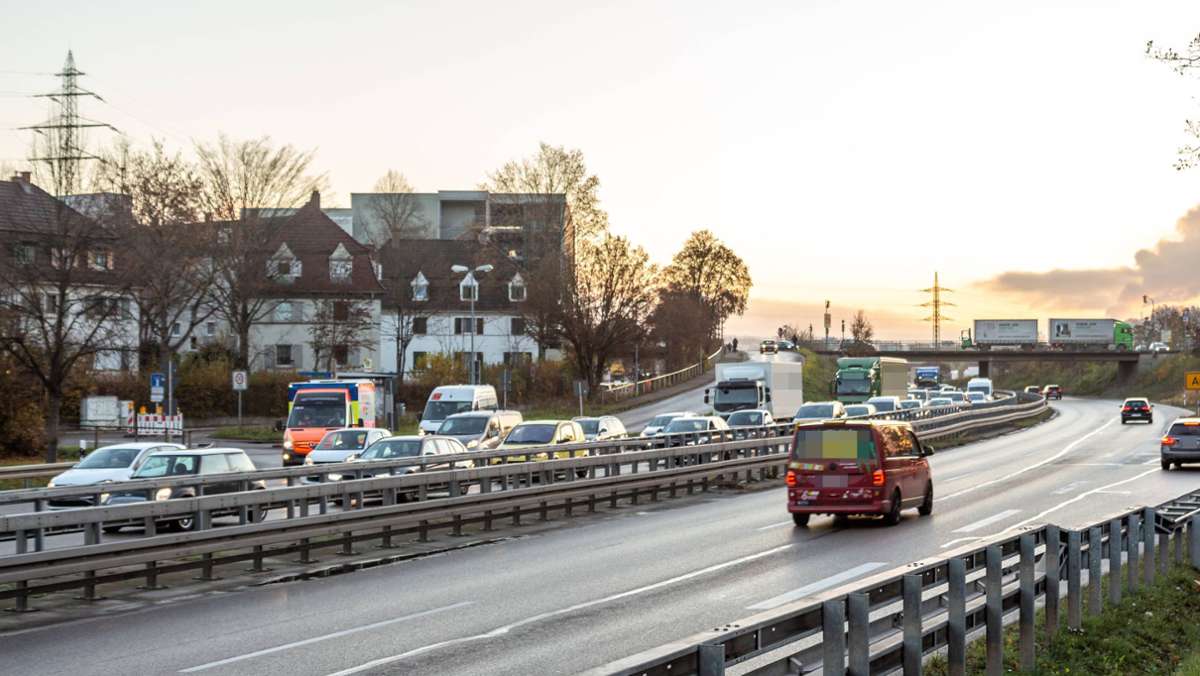 B10 bei Esslingen: Kilometerlanger Stau im Berufsverkehr nach Auffahrunfall