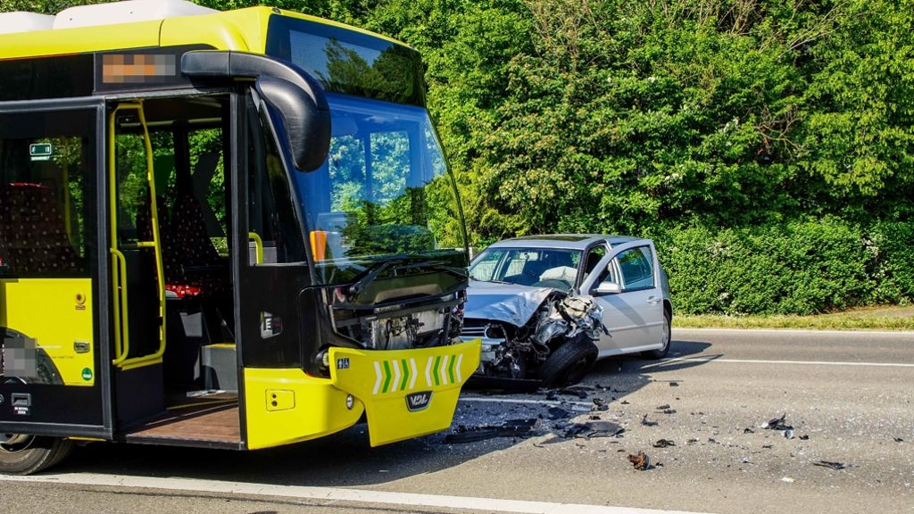 Unfall in Oberjettingen: VW Golf kracht in Linienbus