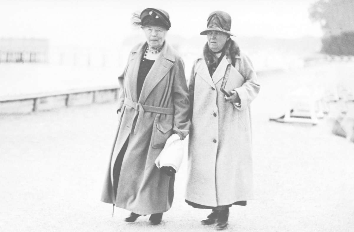 Selma Lagerlöf (li.) beim Spaziergang mit Valborg Olander (re.)