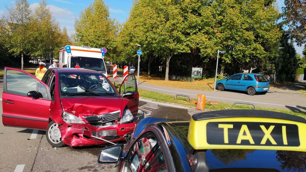 Unfall in Stuttgart-Weilimdorf: Mercedes und Taxi stoßen frontal zusammen – drei Verletzte