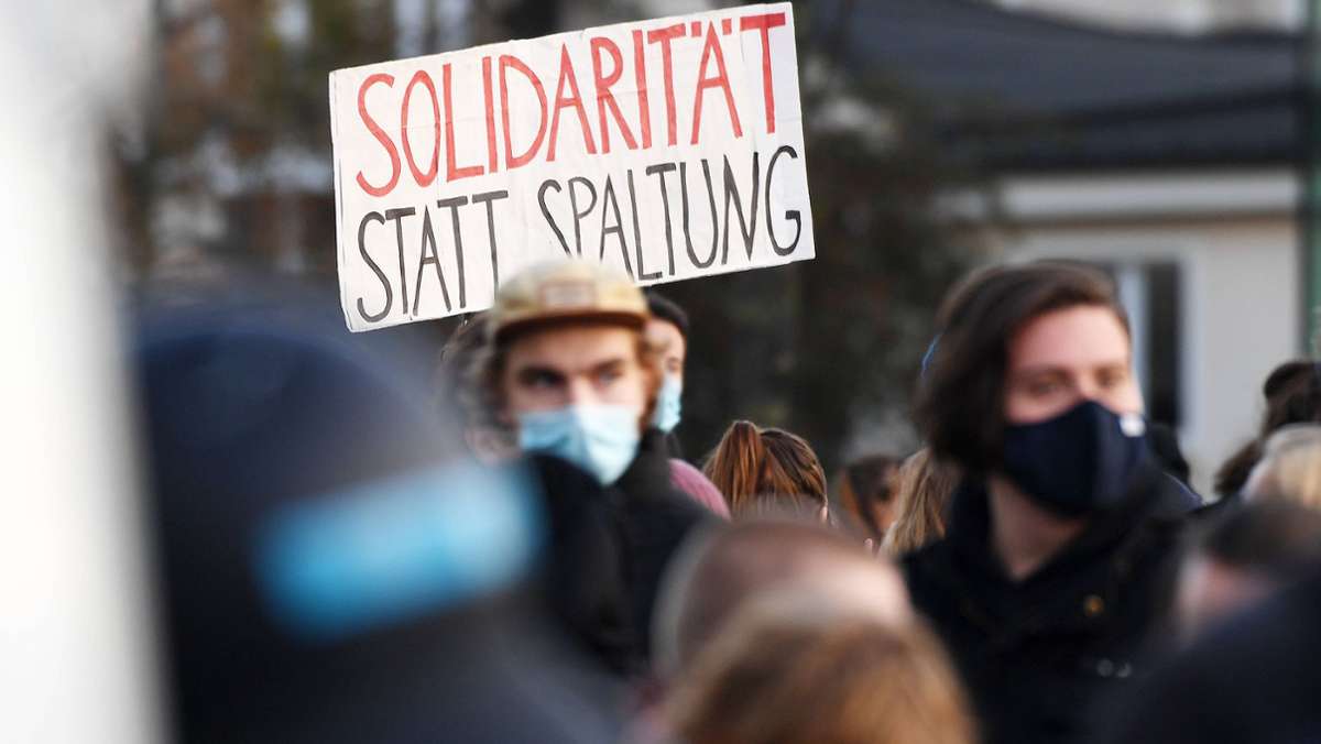 Kundgebung in Stuttgart: Für Solidarität, Demokratie, Natur und Umwelt demonstrieren