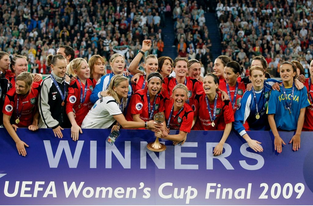 Bis 2009 firmierte die Champions League als Woman’s Cup – der letzte Titelträger war der FCR 2001 Duisburg. In Hin- und Rückspiel wurde damals noch der Sieger ermittelt, die Duisburgerinnen machten mit dem 6:0-Auswärtssieg gegen den russischen Club Swesda 2005 Perm schon im Hinspiel alles klar. Im Rückspiel in der eigenen Arena genügte ein schmuckloses 1:1.