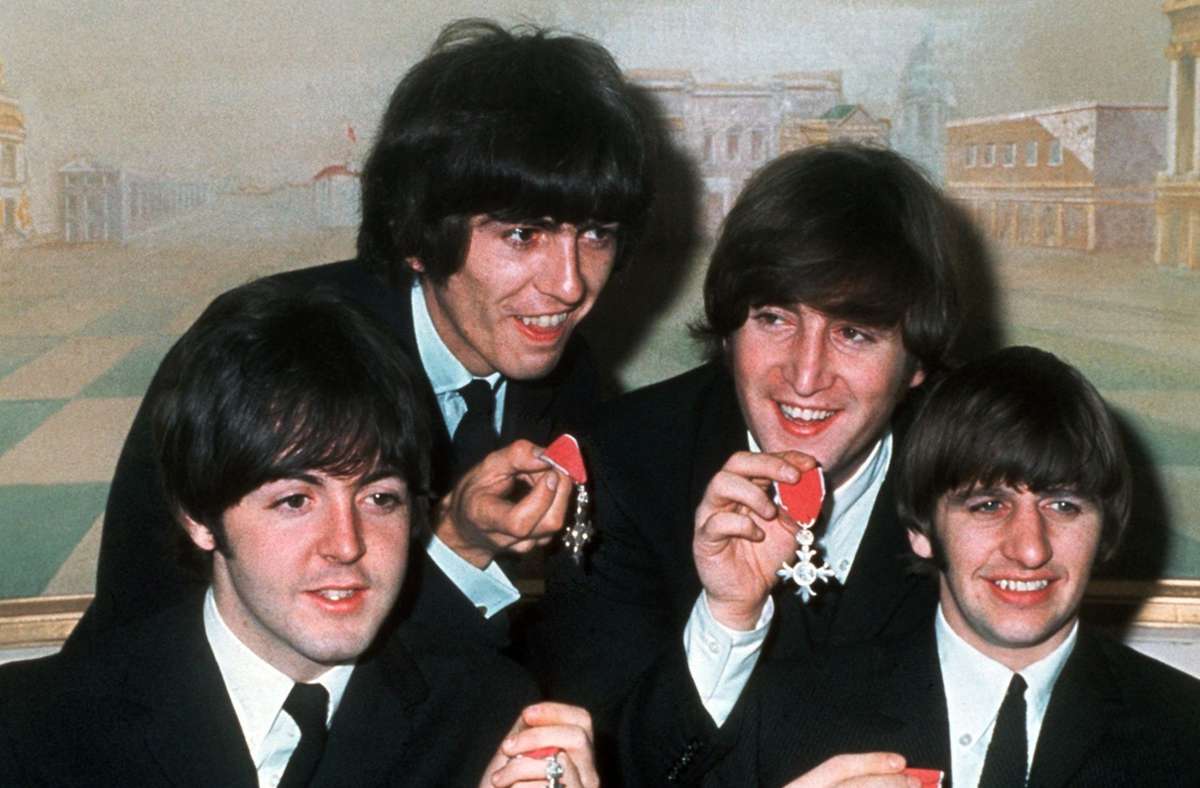 Die Beatles bekommen 1965 in London den Orden „Member of the Order of the British Empire“ (von links): Paul McCartney, George Harrison, John Lennon und Ringo Starr mit