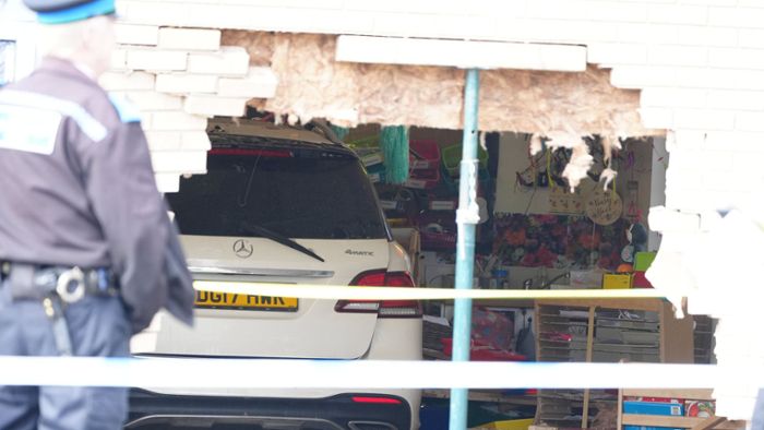 Auto durchbricht Wand von Grundschule – keine Kinder verletzt