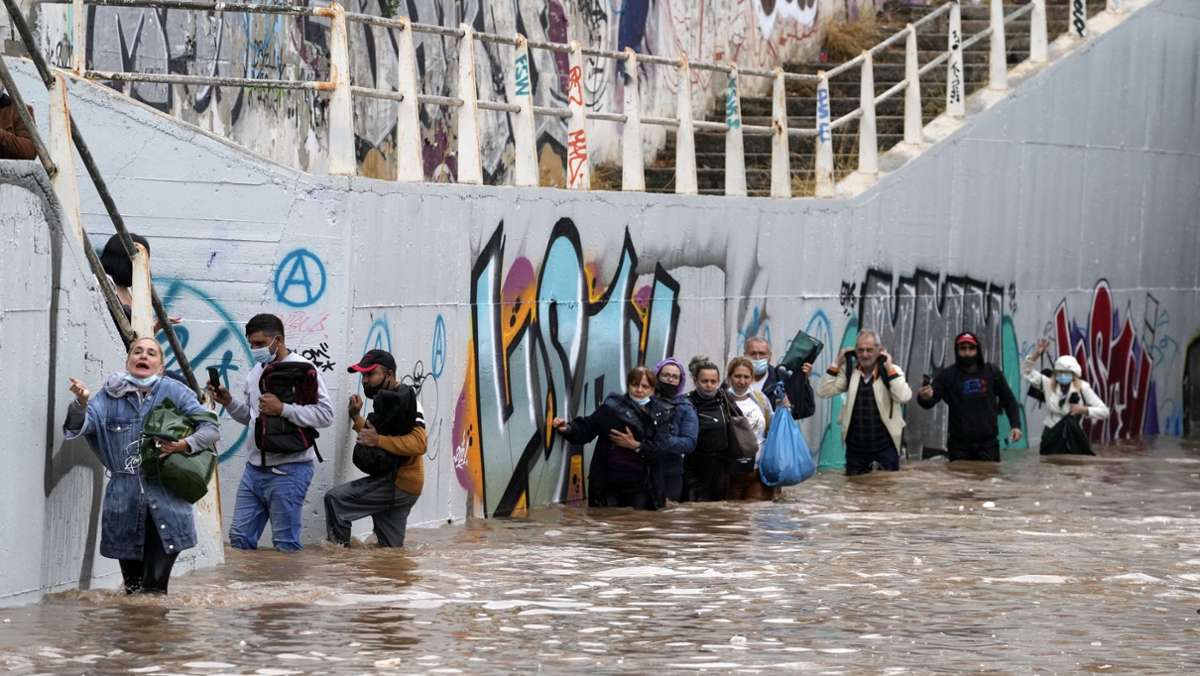  Schwere Regenfällen sorgen für Probleme in Griechenland. Hunderte Menschen müssen sich auf die Dächer ihrer Häuser retten. 