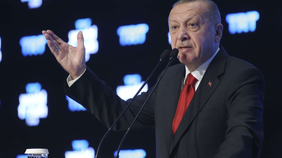  Der islamische türkische Staatschef Recep Tayyip Erdogan möchte eine „fromme Jugend“ heranziehen. Aber viele Jugendliche wenden sich von der Religion ab. Jetzt will das staatliche Religionsamt mit einem TV-Kanal den Islam in die Kindergärten bringen. 