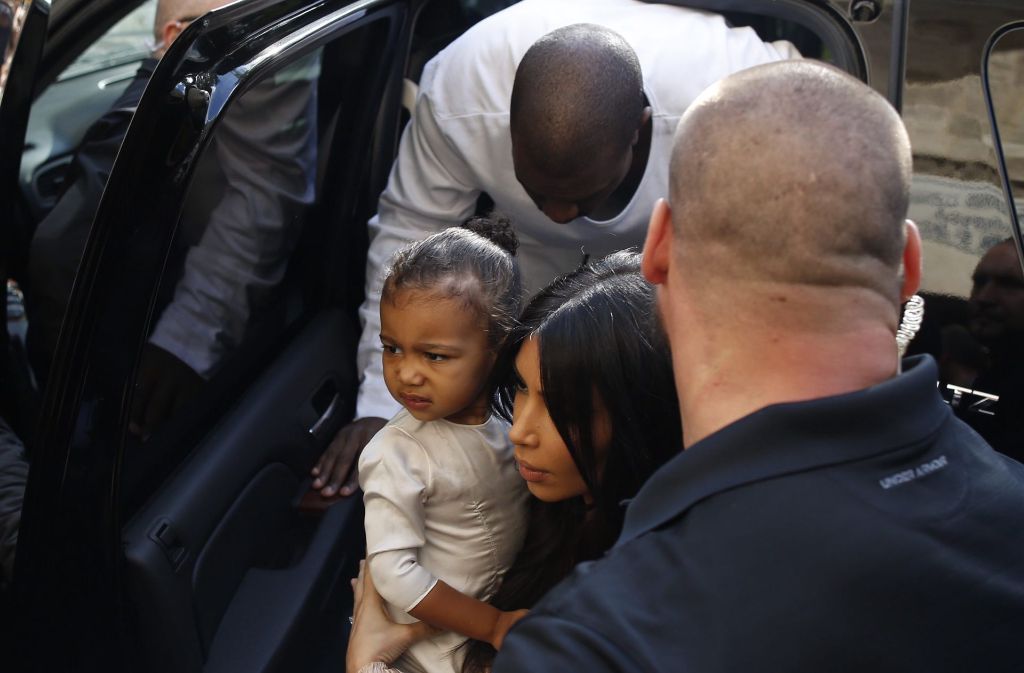 Kim Kardashian (Mitte) mit ihrem Ehemann, dem US Rapper Kanye West (hinten) und Tochter North.