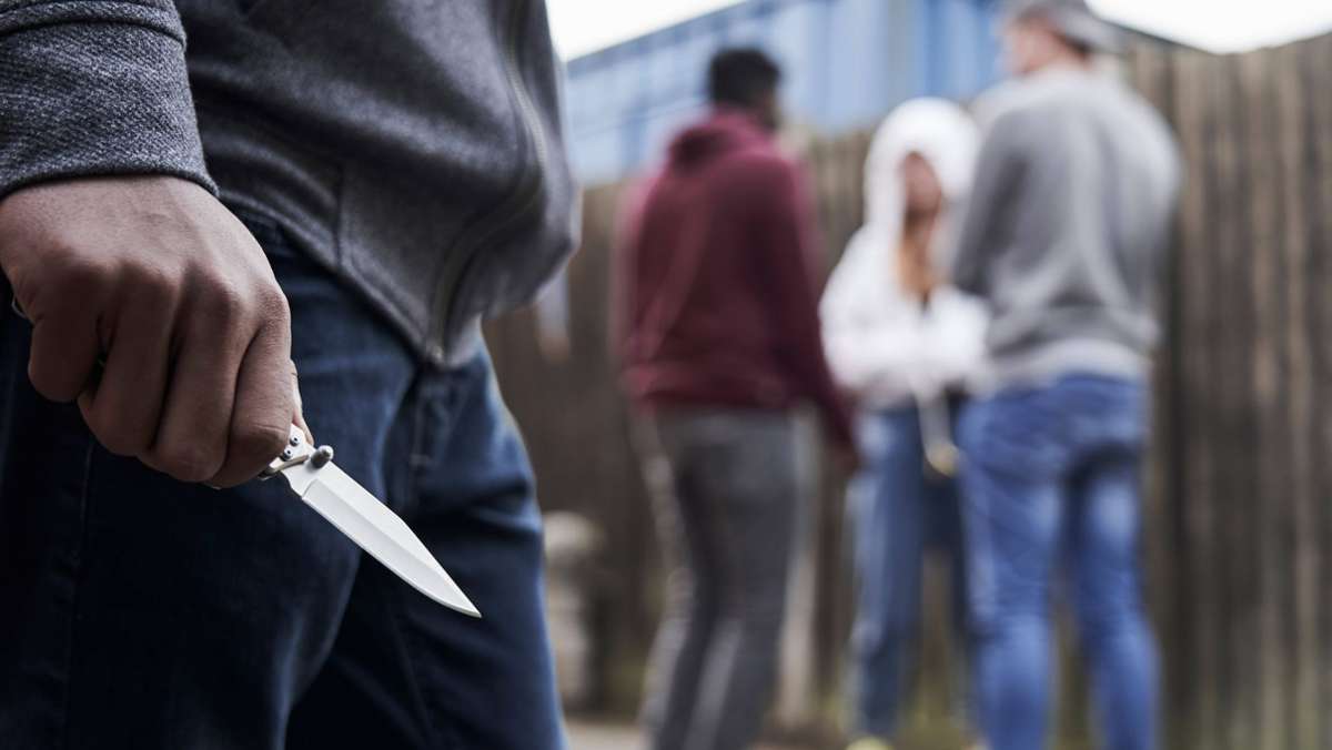  Drei Jugendliche halten sich am Donnerstag in Plüderhausen im Bereich der Bahnhofstraße auf. Ein 31-Jähriger beleidigt sie plötzlich grundlos – und zückt ein Messer. 