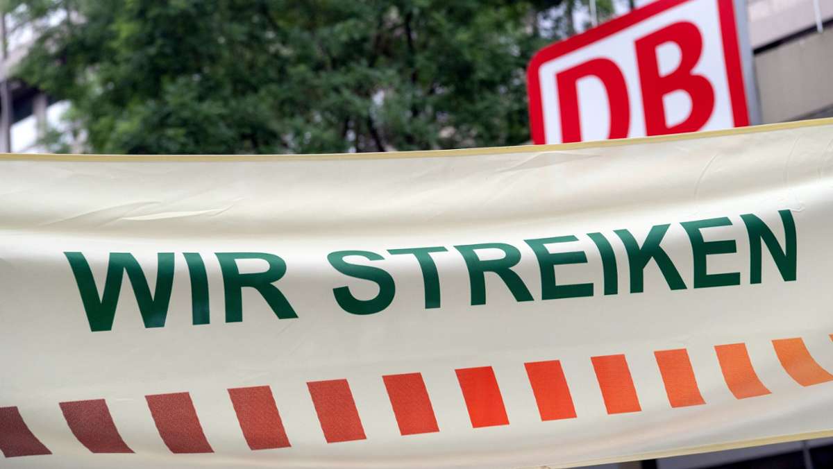  Die Deutsche Bahn hat sich im Tarifkonflikt mit der GDL bewegt: Kurz nach Beginn der dritten Streikrunde im Güterverkehr legt der Konzern ein neues Angebot vor. Nun liegt der Ball im Feld der Gewerkschaft. 