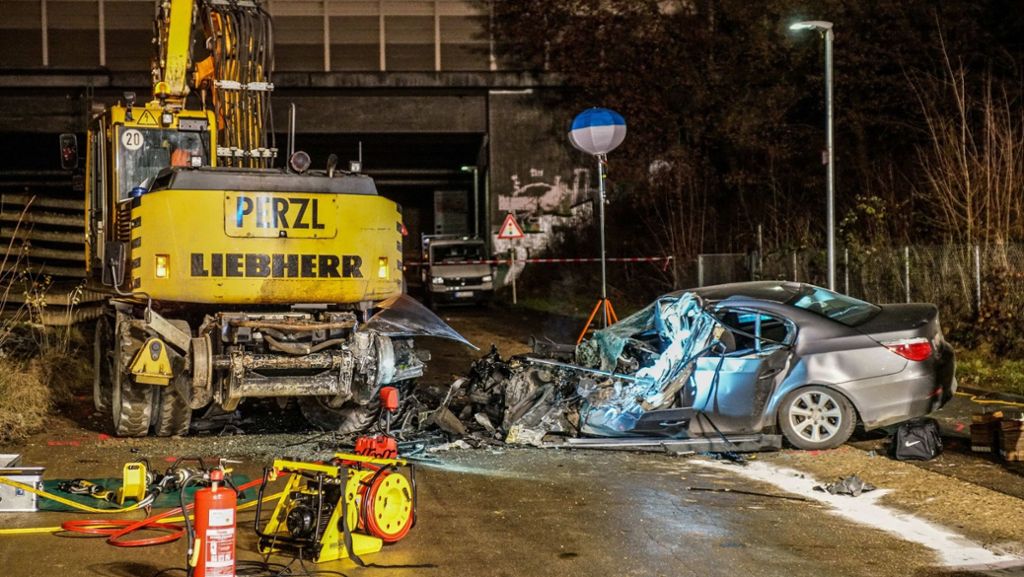 Wendlingen im Kreis Esslingen: Autofahrer kracht gegen Bagger und stirbt