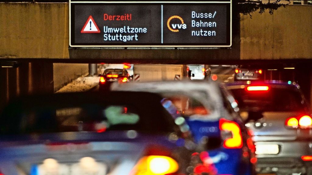  Mindestens der jetzt bevorstehende Feinstaubalarm in Stuttgart wird noch einmal ein Appell an die Autofahrer zum freiwilligen Umsteigen sein. Die Kammern von Handwerk sowie Industrie und Handel warnen trotzdem bereits vor verbindlichen Fahrverboten. 