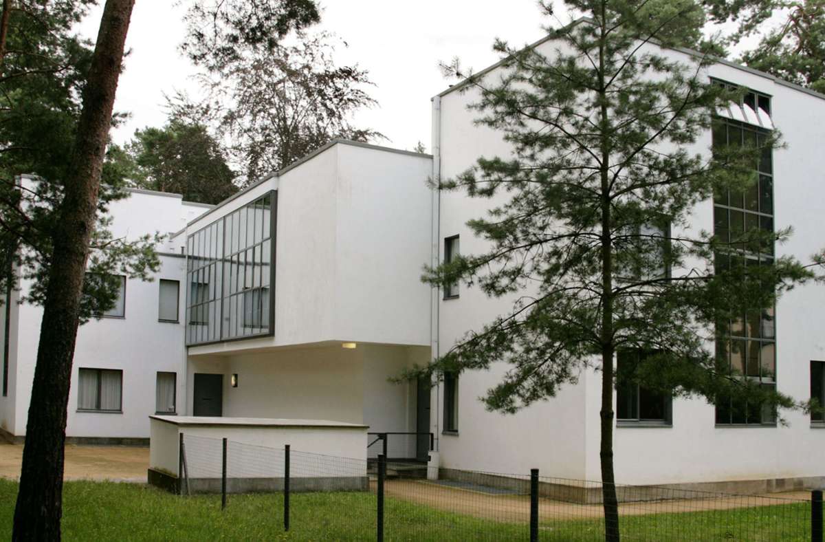 Auch das sanierte Kandinsky-Klee-Meisterhaus inmitten eines alten Baumbestandes in Dessau, 1926 nach Plänen von Bauhaus-Chef Walter Gropius (1883-1969) errichtet, hat es in das Buch über architektonisch meisterliche Wohnhäuser geschafft.