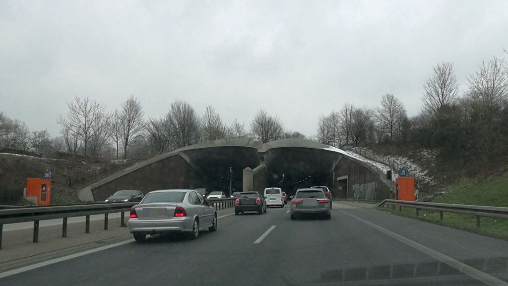 Im Kappelbergtunnel in Fellbach werden defekte Ventilatoren ausgetauscht. Deshalb wird der Tunnel in den beiden Nächten auf Mittwoch und Donnerstag gesperrt. Was Autofahrer deshalb beachten sollten: 