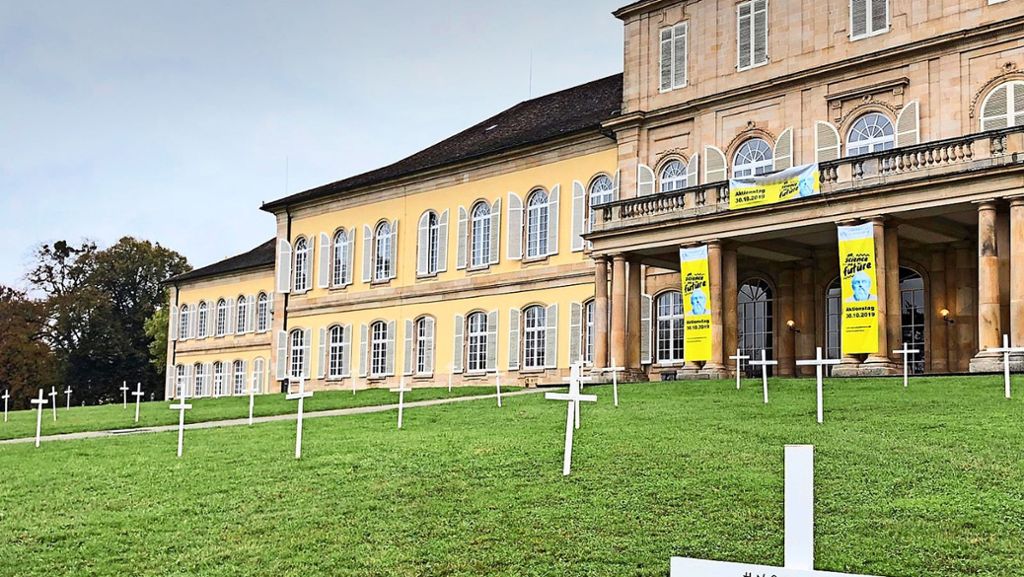 Aktionstag zur Hochschulfinanzierung: Uni Hohenheim protestiert mit Kreuzen gegen das Sterben der Wissenschaft