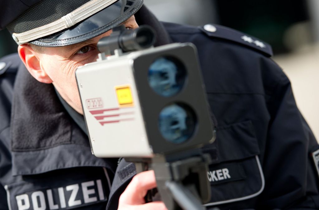 Ein Polizist demonstriert in Hamburg ein Handlaser-Geschwindigkeitsmessgerät.