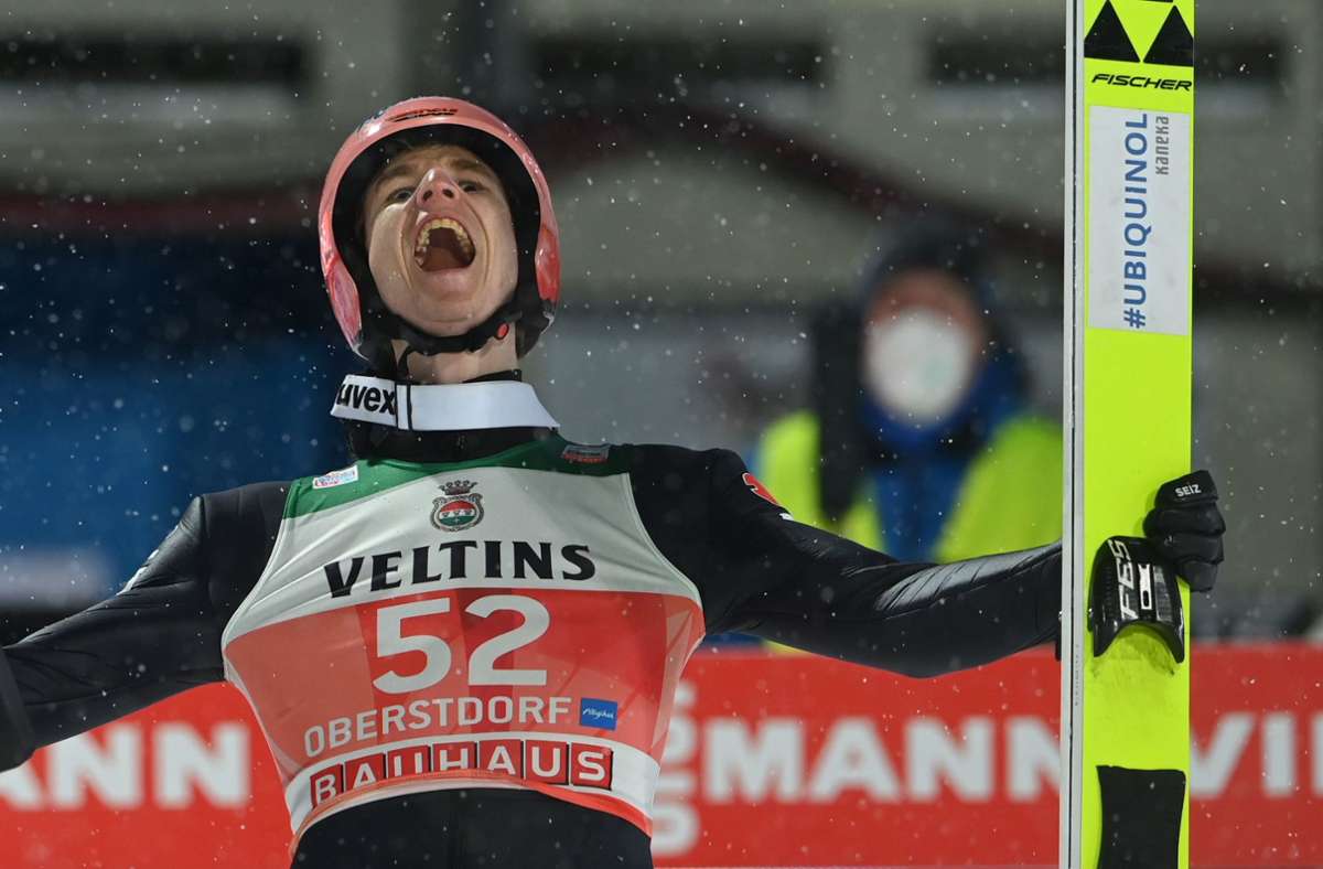 Freudenschrei in Oberstdorf: Karl Geiger feiert den Triumph bei seinem Heimspiel Foto: AFP/CHRISTOF STACHE
