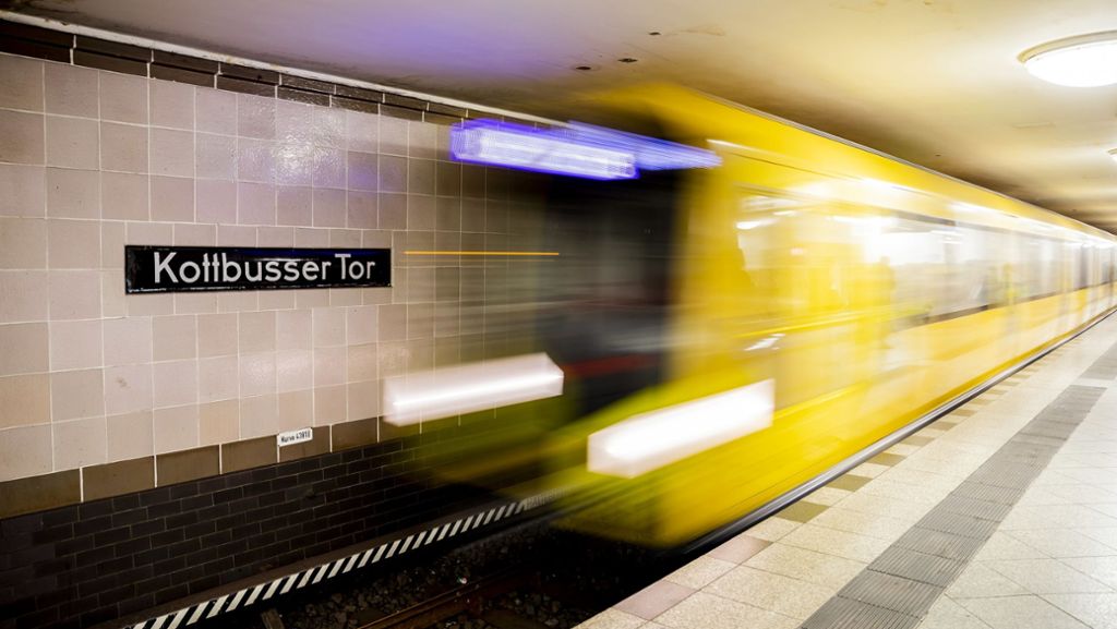 Berlin: Mann vor U-Bahn gestoßen - Suche nach Täter auf Hochtouren