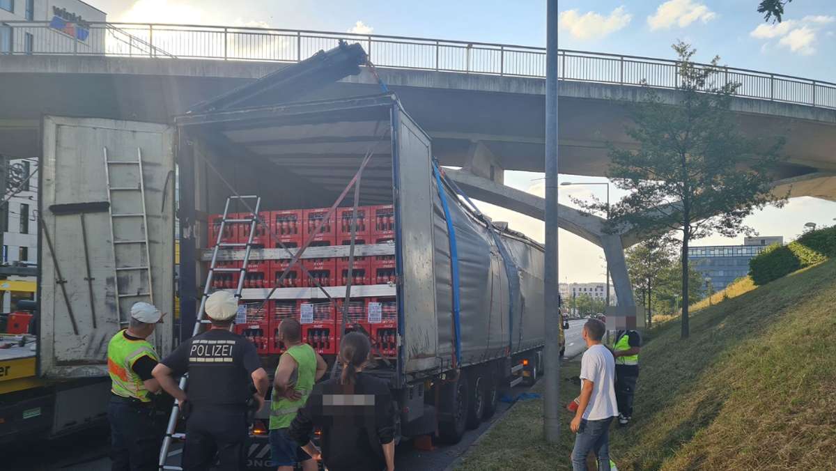 B10/B27 in Stuttgart-Feuerbach: Ladung verrutscht – liegengebliebener Lkw sorgt für Stau