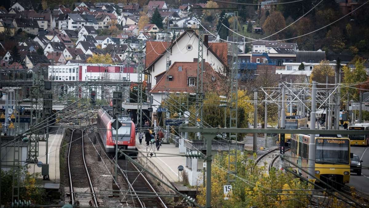 Regionalbahnhalt in Stuttgart-Vaihingen: Unterführungen am Bahnhof wirken wie   Flaschenhälse