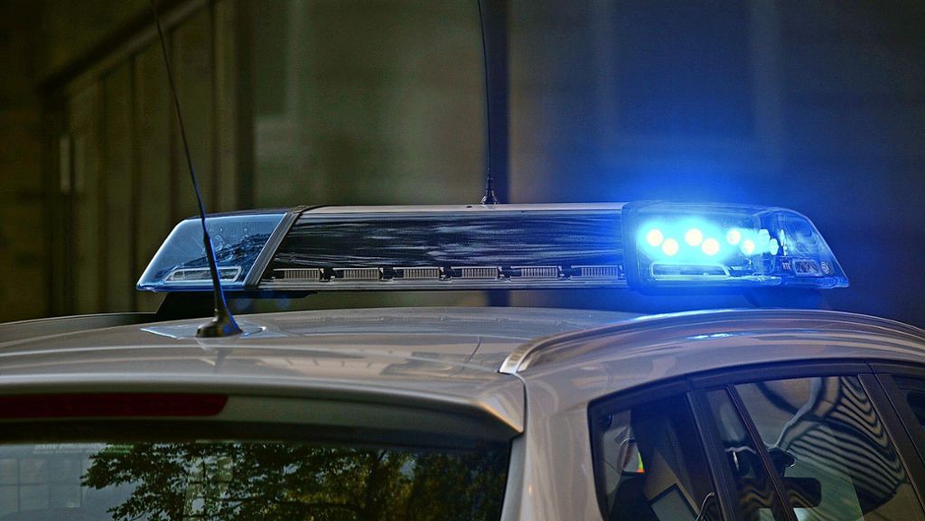 Spektakulärer Unfall in Leonberg: Volvo rast zwischen zwei Autos durch