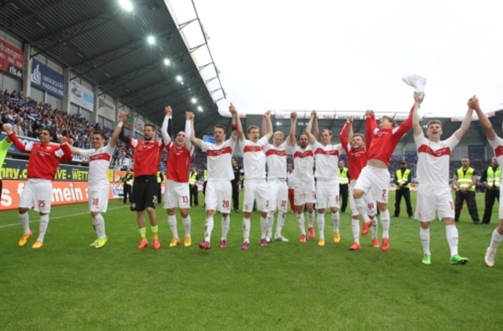 Am letzten Spieltag der Saison 2014/15 macht der VfB durch einen Auswärtssieg beim SC Paderborn den Klassenerhalt klar und landet schließlich auf Platz 14. Das nächste Missverständnis auf dem Trainerstuhl entpuppt sich schließlich als der letzte Sargnagel für das Bundesliga-Dasein der Schwaben: Robin Dutt setzt auf einen Neuanfang und verpflichtet ...