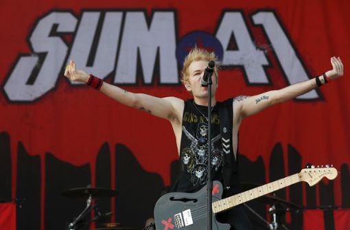 Sum 41 (hier Sänger Deryck Whibley) wird im Sommer bei Rock im Park zu sehen sein. (Archivbild) Foto: dpa/Daniel Karmann