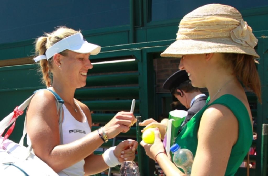 Gefragt bei Autogrammjägern: Angelique Kerber in Wimbledon Foto: dpa