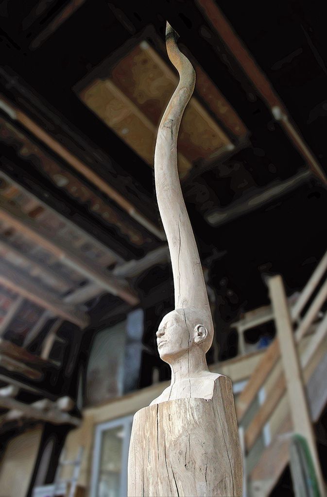 Gregor Oehmanns Holzskulptur strebt neun Meter „Himmelwärts“