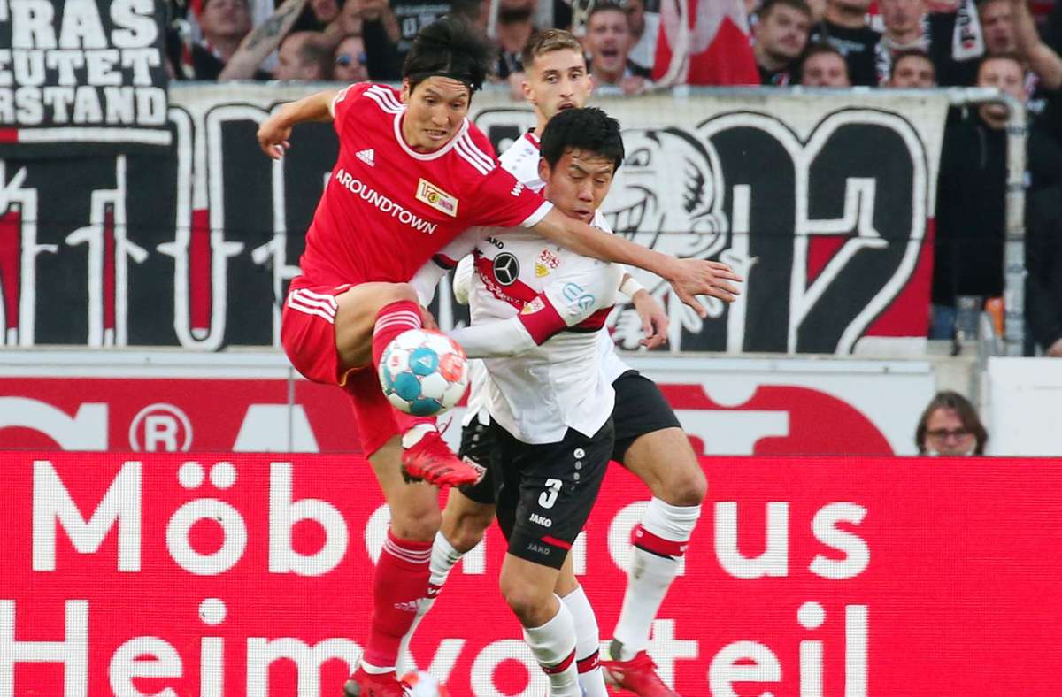 Duell unter Japanern: Genki Haraguchi gegen Stuttgarts Wataru Endo.