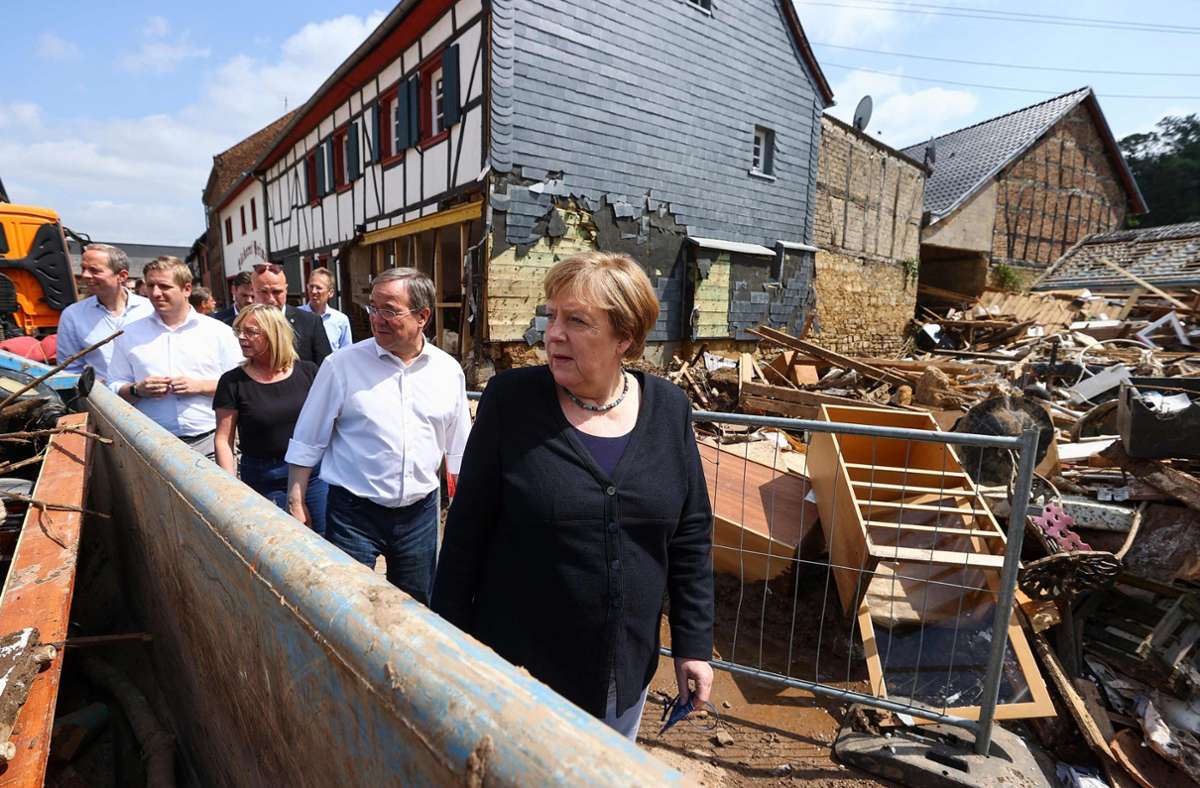 Kanzlerin Angela Merkel und Armin Laschet in dem vom Hochwasser betroffenen Bad Münstereifel.