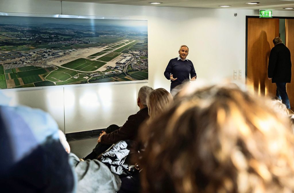 Rolf Aldinger informiert über alles Wissenswerte zum Flughafen. Foto: Lichtgut/Julian Rettig