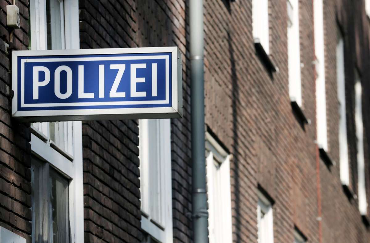 Erneut stehen Polizisten aus Nordrhein-Westfalen im Fokus der Ermittlungen wegen rechtsextremer Chat-Gruppen. (Archivbild) Foto: dpa/Roland Weihrauch