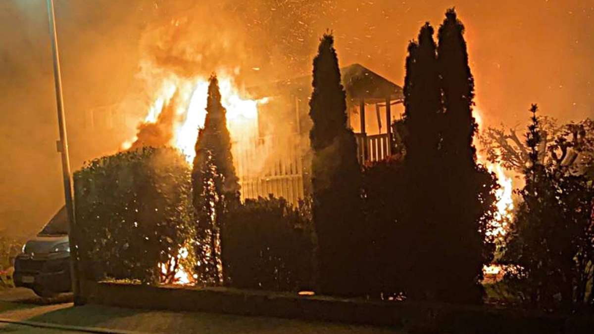 Hoher Schaden in Eppingen: Brand eines Wohnmobils greift auf Wohnhaus über