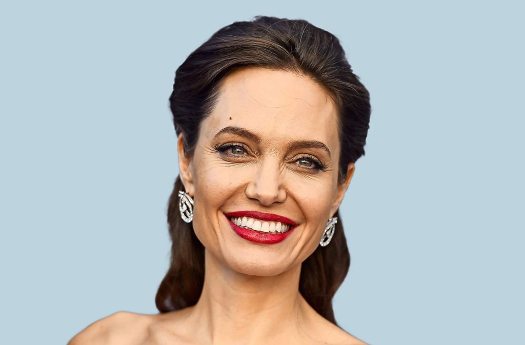 Die US-Schauspielerin Angelina Jolie hat mit ihrem Exmann und Kollegen Brad Pitt sechs Kinder, drei leibliche (Shiloh, Knox und Vivienne) sowie drei adoptierte (Maddox, Pax und Zahara).
