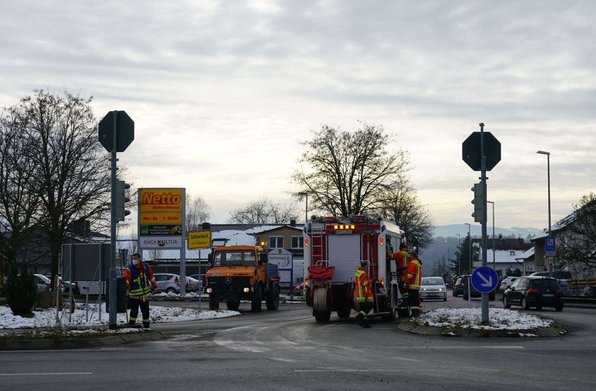 Feuerwehr und Straßenmeisterei mussten zum Großputz anrücken. Foto: SDMG
