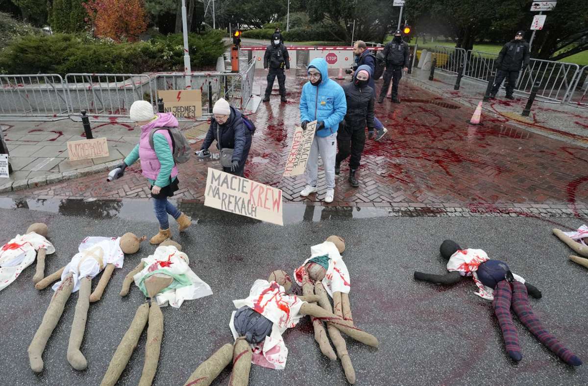 Proteste mit Puppen in Warschau Foto: dpa/Czarek Sokolowski
