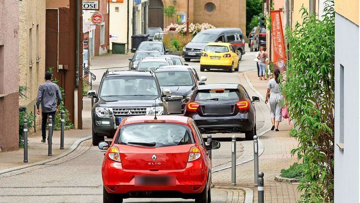 Stockender Verkehr   in Remseck-Hochberg: Engstelle in der Ortsdurchfahrt  bleibt