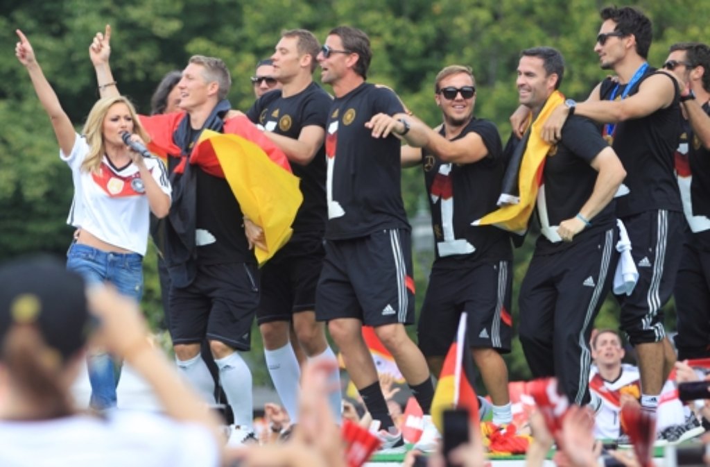 Ach ja, der krönende Auftritt mit einem frischgebackenen Weltmeister: Am 15. Juli 2014 singt Helene Fischer für die Fans und mit der deutschen Fußball-Nationalmannschaft in Berlin.