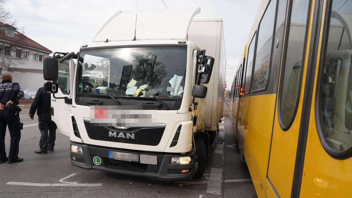 Stadtbahnunfall in Stuttgart-Wangen: Lastwagen kollidiert mit U4 – zwei Personen verletzt