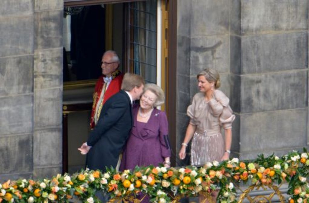 Ein Küsschen für die Mama: Willem-Alexander, seine Mutter Beatrix und Máxima