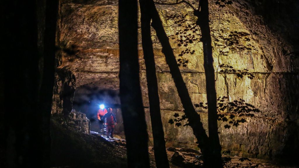  Der erste der beiden eingeschlossenen Männer in der Falkensteiner Höhle ist gerettet. Die steigenden Wassermassen hatten den beiden Höhlengängern am Sonntagabend den Rückweg ins Freie abgeschnitten. 