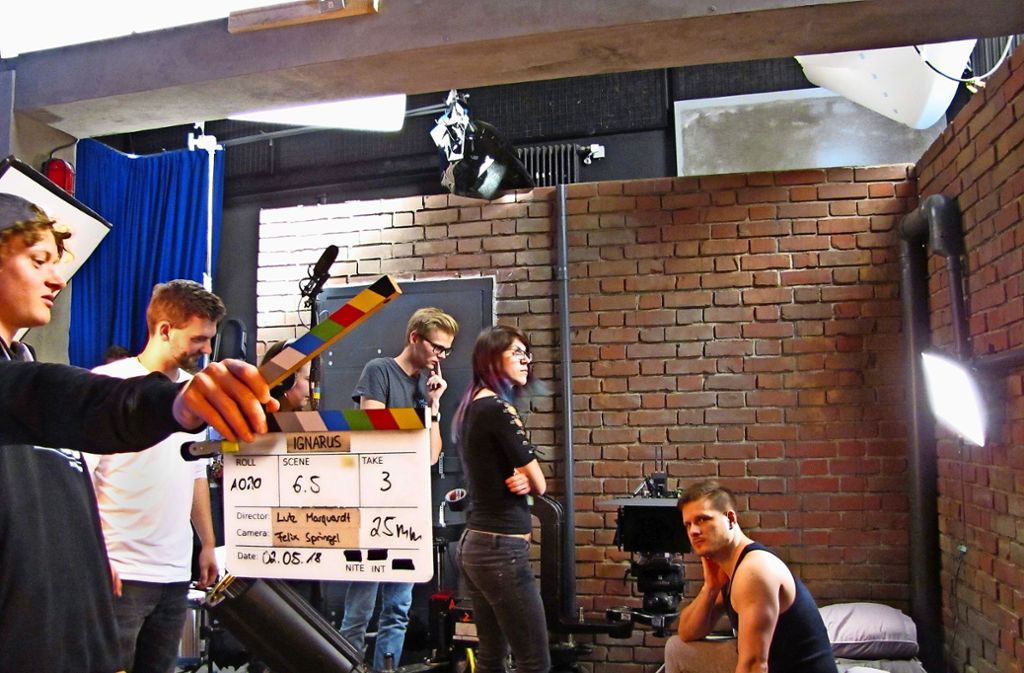 Hinter der Kamera: Regie und Assistenten besprechen die nächste Szene. Foto: Felizitas Eglof