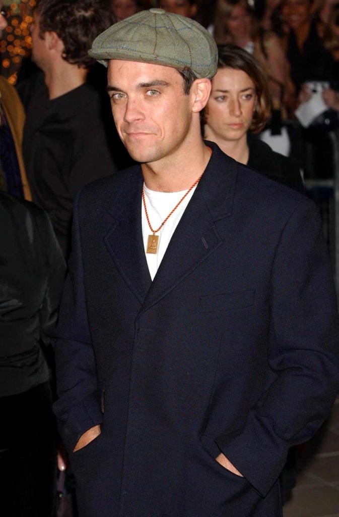Zusehends gerät Robbie Williams Leben aber erneut aus der Spur: Nach „Escapology“ trennt er sich von seinem genialen Songwriter Guy Chambers, dem Robbie so ziemlich jeden Nummer-Eins-Hit zu verdanken hat.