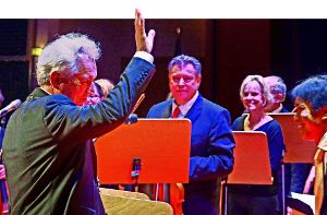 Ein dankbarer Abschiedsgruß des Oberbürgermeisters an den Dirigenten Alexander Adiarte (rechts) und die Mitglieder des Leonberger Sinfonieorchesters. Foto: factum/Simon Granville