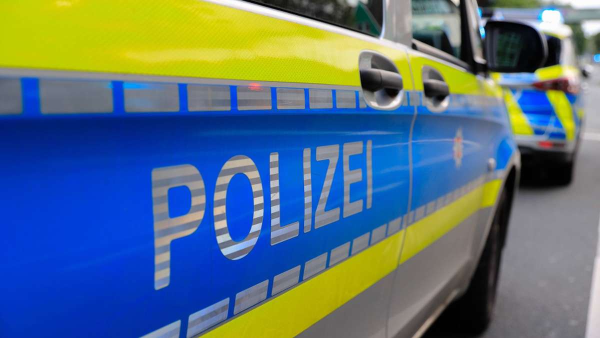 B10 bei Stuttgart-Zuffenhausen: Lkw-Fahrer beschädigt Streifenwagen und fährt dann davon