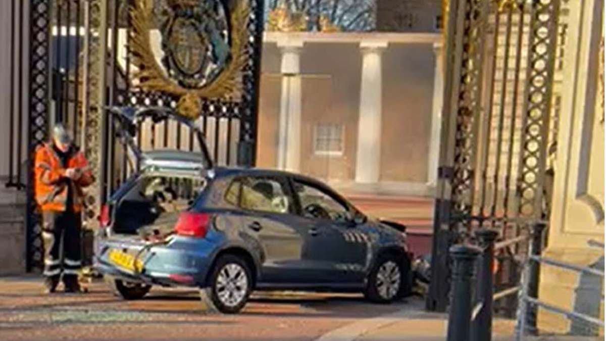 Buckingham Palace in London: Auto kracht gegen Palasttor